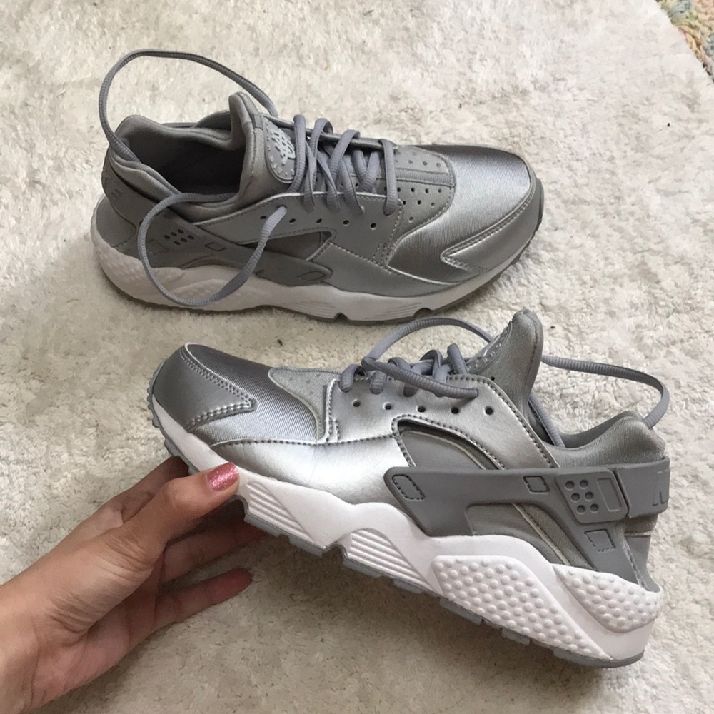SILVER [metallic] Nike Women’s Air Huarache